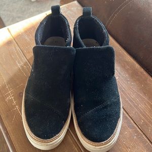 Black TOMS sneaker size 8